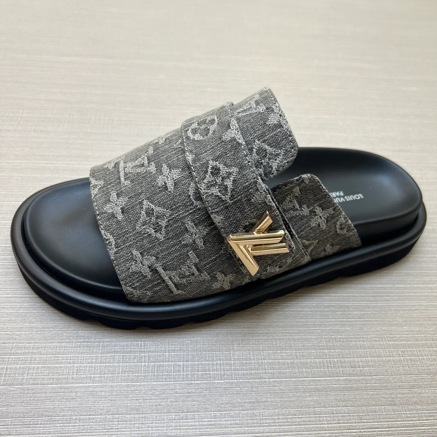 Factory price: 360💰【LOUIS VUITTON】Louis Vuitton, LV printing, men's and women's slippers are on the market, drawer box packaging with cloth bag, card, the upper pattern looks very soft and waxy, super versatile leg slimming artifact. Fabric: imported denim/canvas/old fabric, LV hardware LOGO, official website pattern printing, comfortable to wear, foot pads: high elastic men's shoes💰U water table. Sole: foam sole, heel height: about 5cm. Code number: 35-46, 35, 45, 46 are custom-made and non-returnable. Color: multiple colors and styles available.